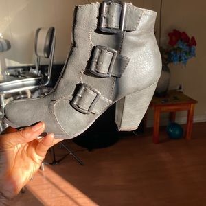 Gray 3 buckles ankle boots with zip at the side size 8